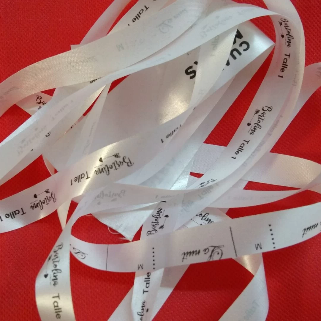 etiqueta-de-satin-o-poliamida para ropa indumentaria